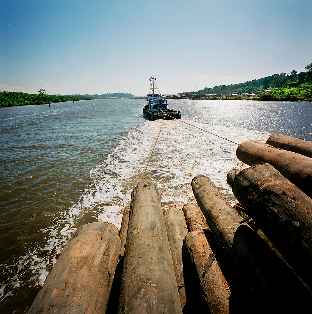 Bogserbåt timmer Bintulu Sarawak Borneo Volvo Penta Fotograf_Peter Steen