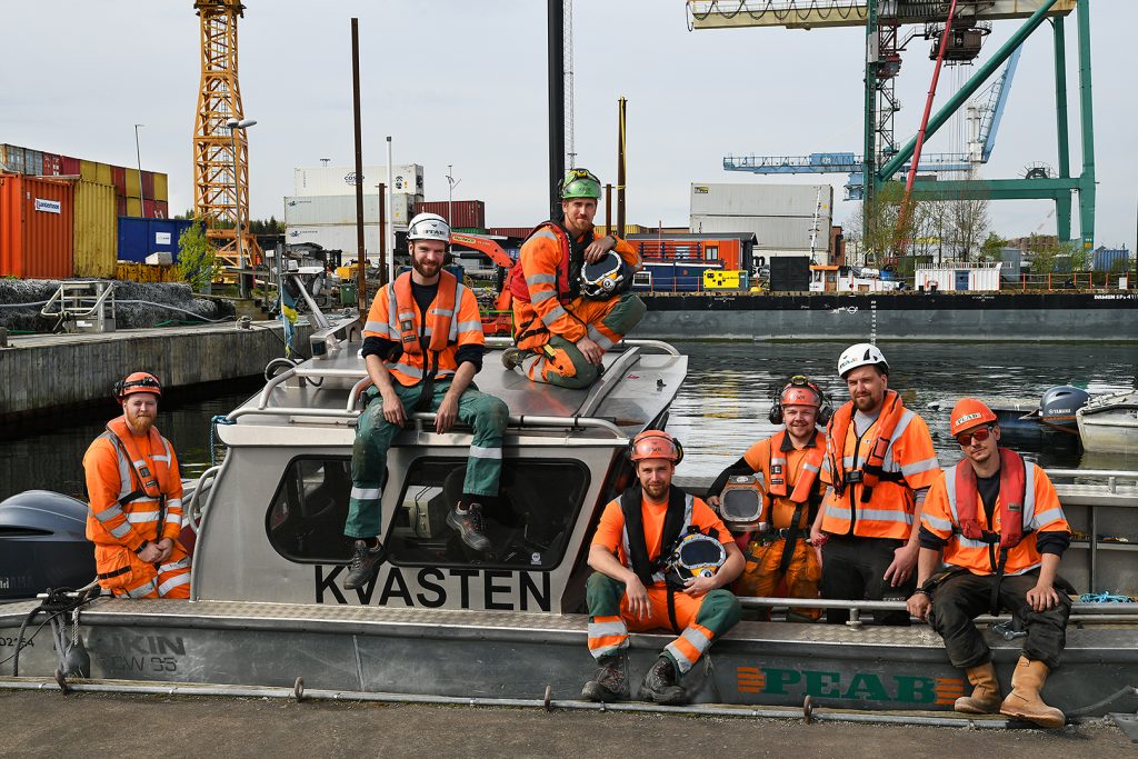 Gruppbild dykare Frihamnen Stockholm Peab Marin Fotograf Peter Steen