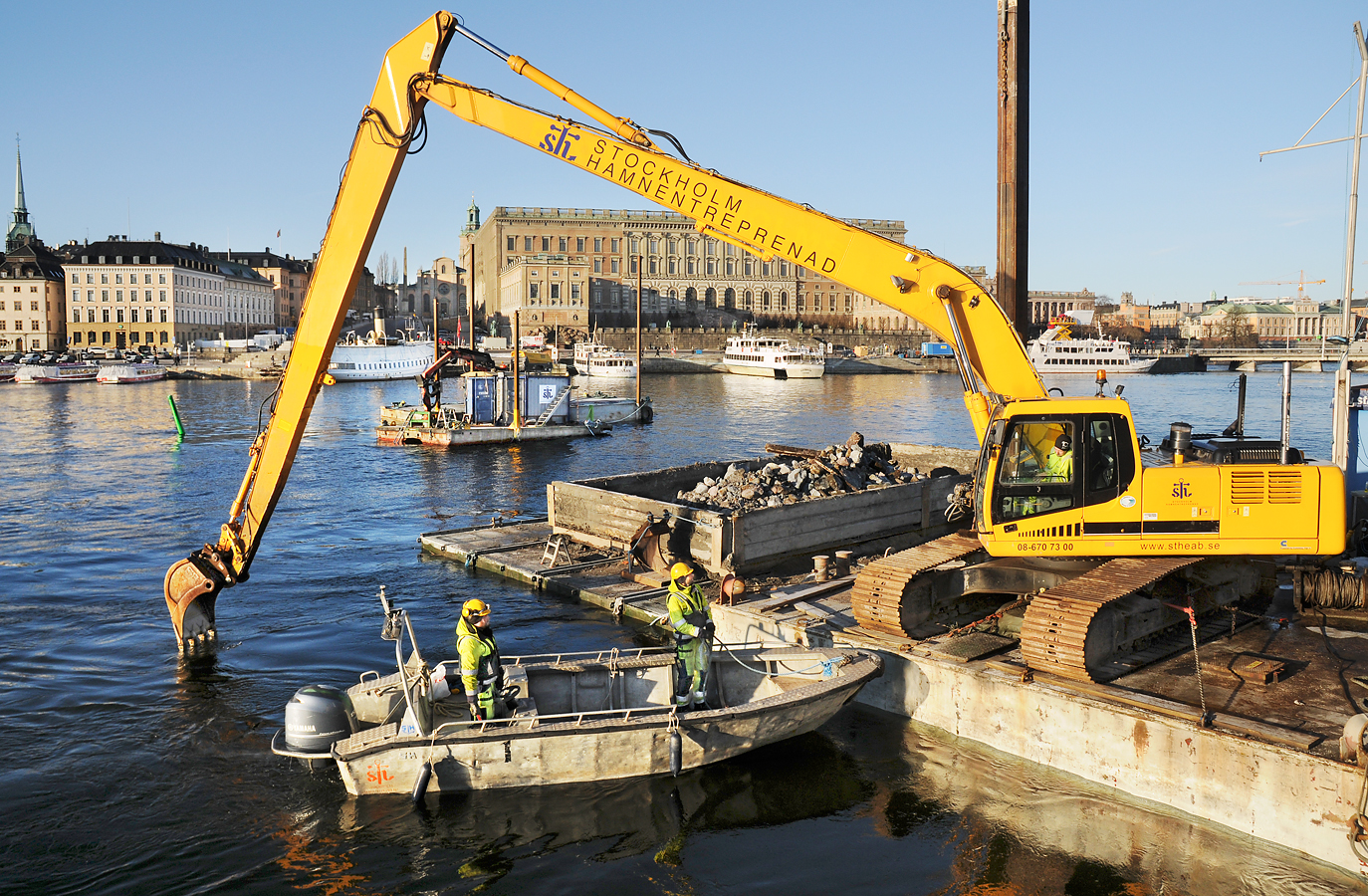 Muddring från pråm Blasierholmskajen, Stockholm Hamnentreprenad Fotograf Peter Steen